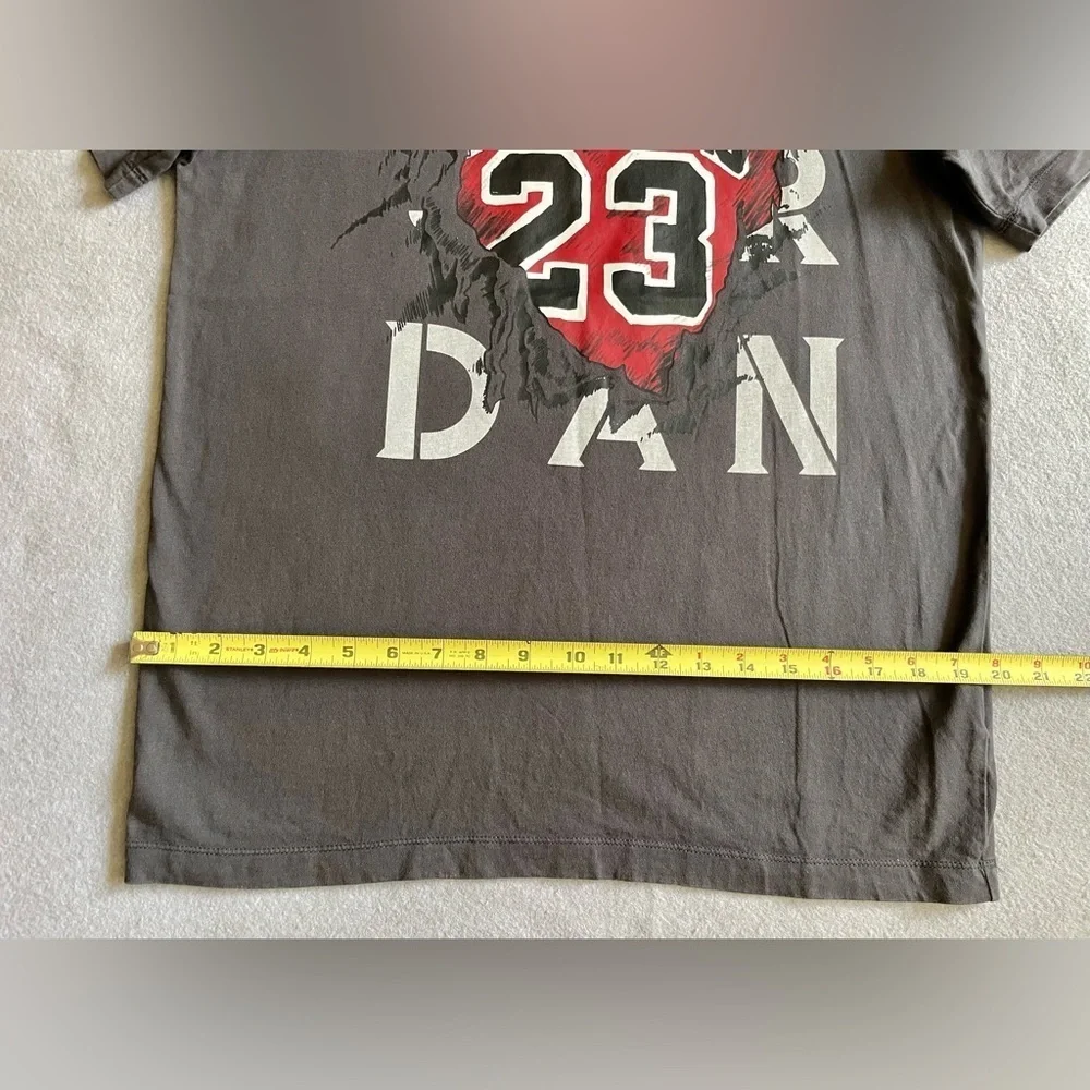 Air Jordan 23 Bulls T-Shirt Men’s Medium Gray Graphic NBA Tee